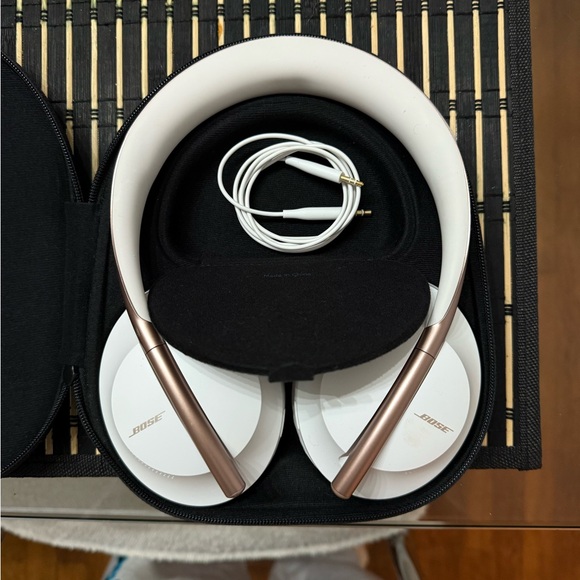 BOSE Noise Cancelling Bluetooth 700 headphones - Picture 3 of 5